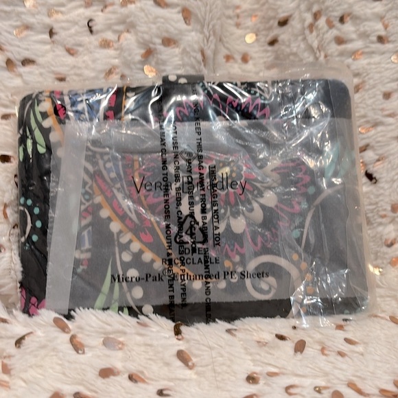 Vera Bradley PASSPORT wallet in the bandanna swirl pattern brand new tag! - Picture 5 of 7